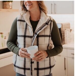 Women's Sherpa Lined Plaid Vest Cozy Checkered Button Front Fleece Layer Medium